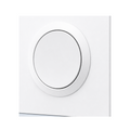 Gros plan d’un interrupteur mural NeoCase E1GS Pro blanc avec bouton rond central, au design minimaliste pour contrôler l’éclairage de la maison.
