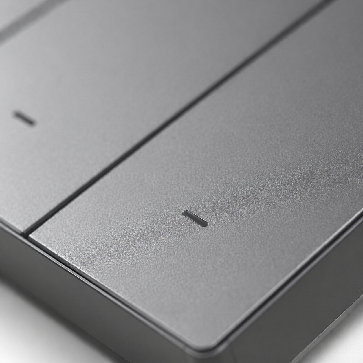 Détail d’un bouton du contrôleur de scènes gris NéoRemote R5 Pro.