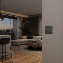 NéoRemote R5 Pro gris installé dans un salon moderne connecté.