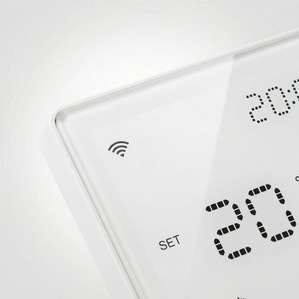 Gros plan sur le thermostat mural NéoPure Comfort blanc pur avec symbole Wi‑Fi et affichage LED.