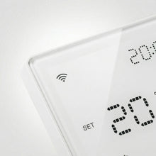 Gros plan sur le thermostat mural NéoPure Comfort blanc pur avec symbole Wi‑Fi et affichage LED.
