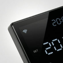 Gros plan sur le thermostat mural NéoPure Comfort noir absolu avec symbole Wi‑Fi et affichage LED.