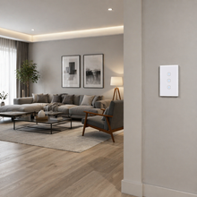 Interrupteur blanc trois boutons dans salon