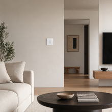 Interrupteur rideau connecte blanc installe dans un salon