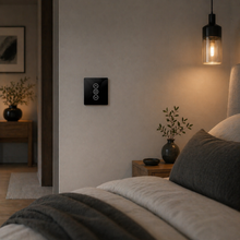 Interrupteur rideau connecte noir installe dans une chambre