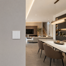 NéoScene 3 Comfort installé au mur dans un salon moderne et lumineux.