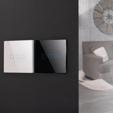 Interrupteurs tactiles Neodom blanc et noir a trois boutons sur mur sombre.