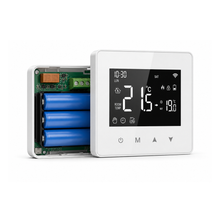 Thermostat NéoAir Essential à piles version ZigBee avec compartiment ouvert sur fond studio blanc.