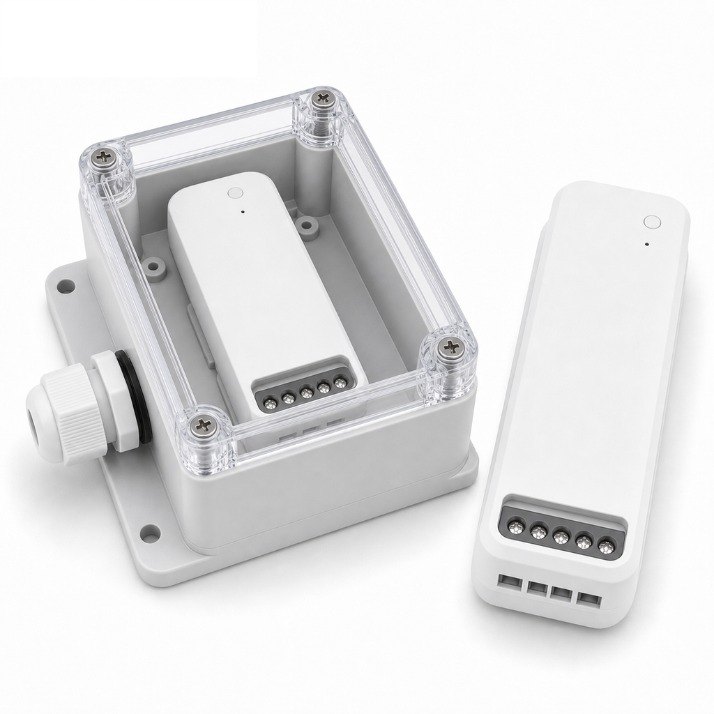 Boîtier IP66 NéoBox Pro avec module suivi énergie sur fond blanc