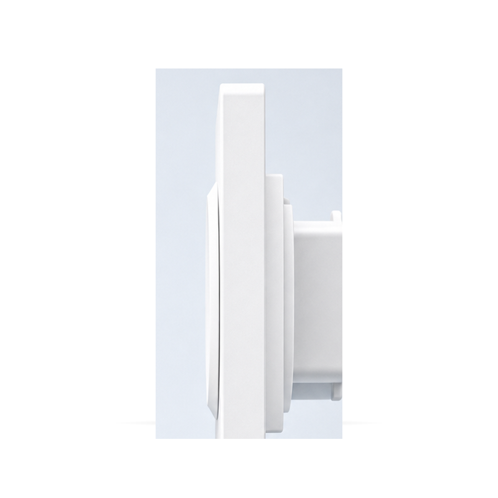 Profil latéral ultra-fin du boîtier d'interrupteur blanc NéoCase E1GS Pro sur fond studio blanc.