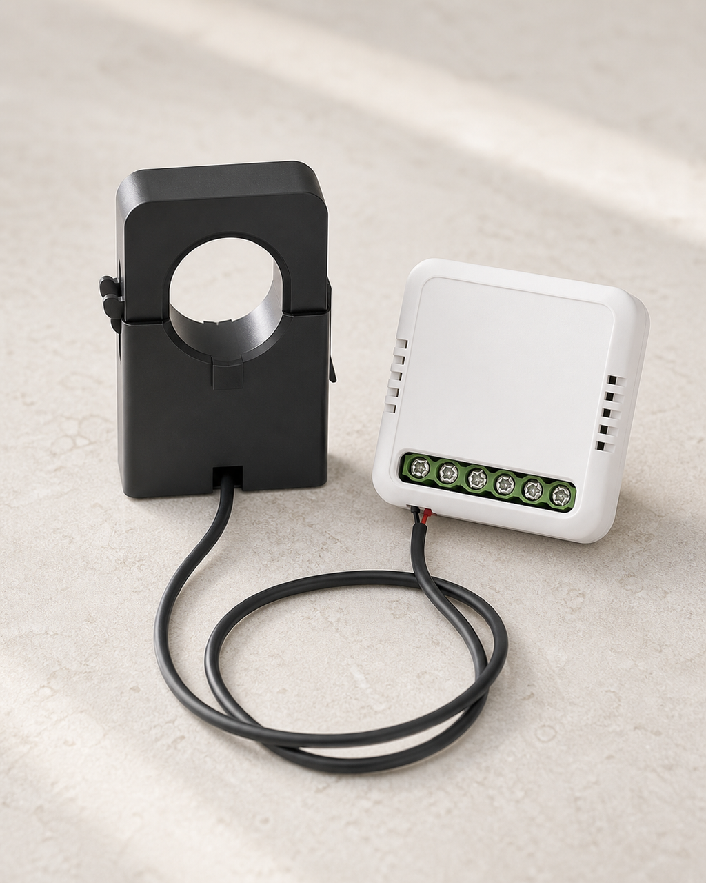 NéoEnergy Clamp Comfort présenté sur une surface minérale