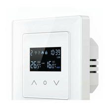 Thermostat tactile NéoGlass Essential modèle chaudière gaz et eau en vue inclinée sur fond studio blanc.