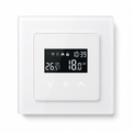 Thermostat tactile NéoGlass Essential blanc vu de face sur fond studio blanc.