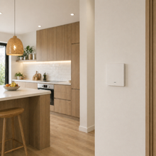 NéoGlass Multi-Wire Comfort installé dans une cuisine moderne pour contrôler l'éclairage mural.