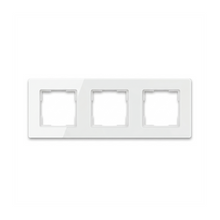 Cadre NeoGrid Essential blanc pur a trois modules sur fond studio blanc.
