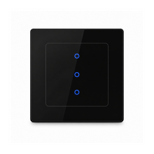 Interrupteur lumiere NeoGrid Essential noir absolu a trois canaux sur fond studio blanc.