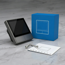 NéoHub Touch noir avec boîte bleue, accessoires et notice.