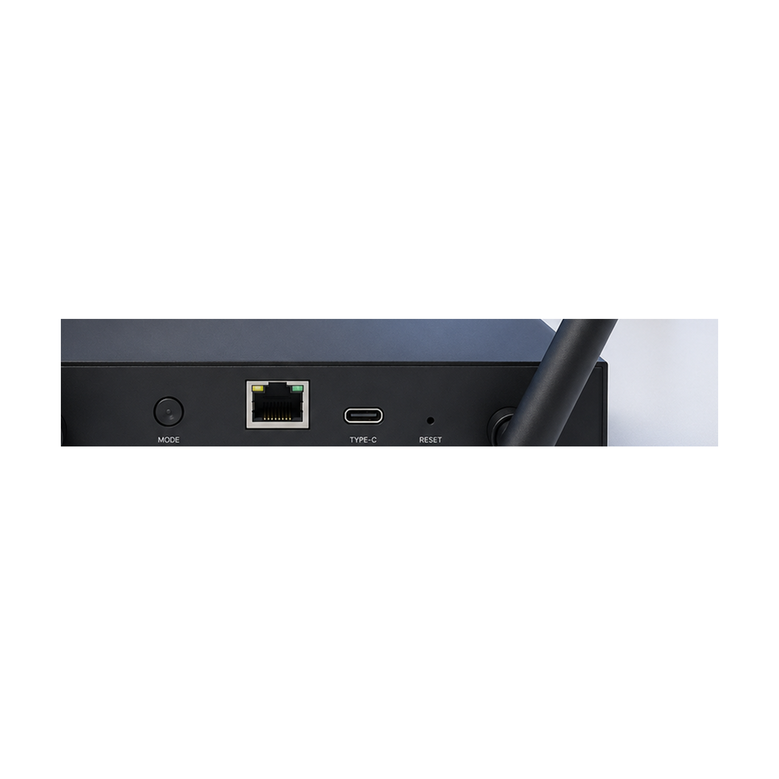 Ports RJ45 PoE et USB-C de la passerelle NéoLink PoE Essential sur fond blanc