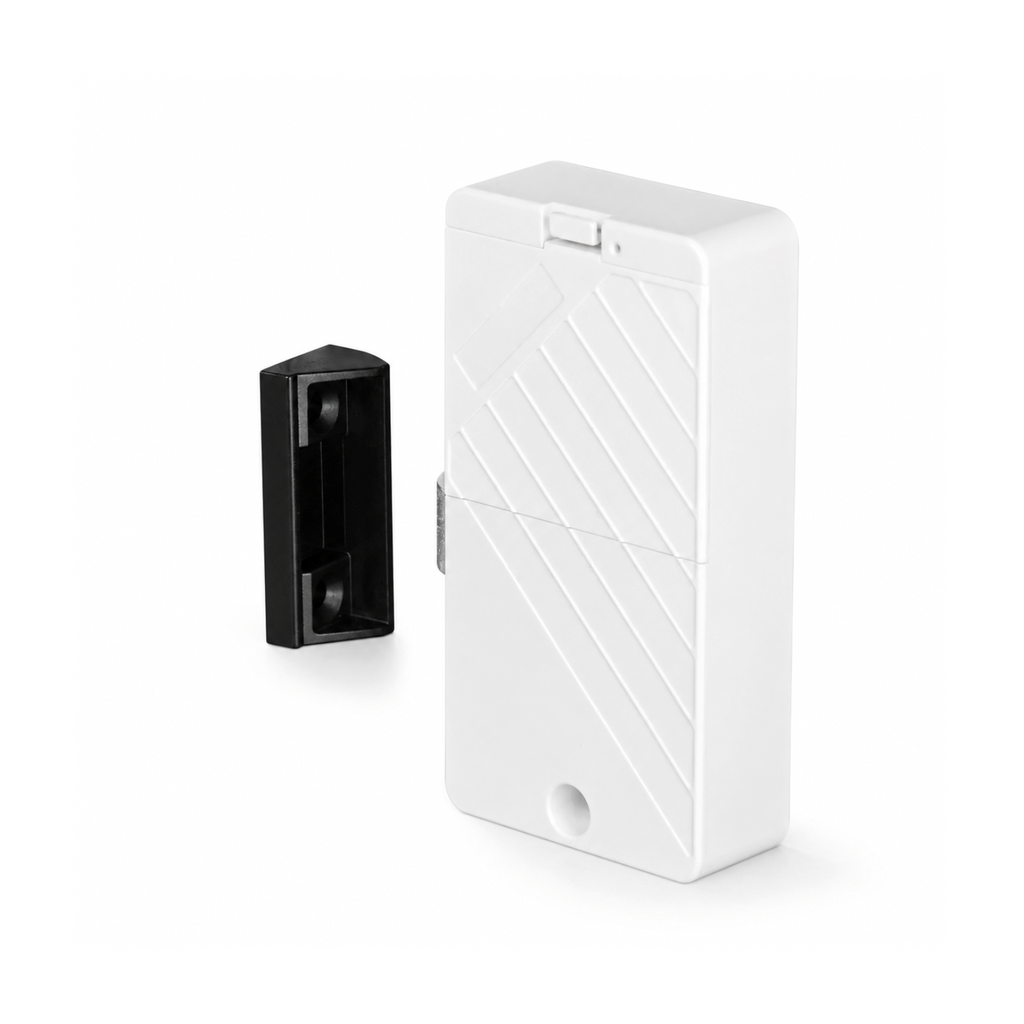 Serrure de meuble Bluetooth blanche avec gâche noire sur fond blanc