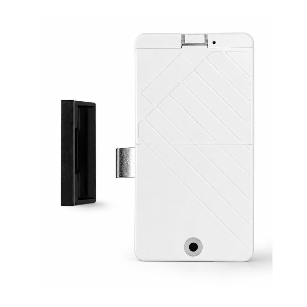 Vue de face de serrure de meuble Bluetooth blanche avec gâche noire sur fond blanc