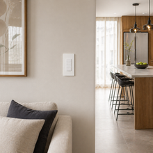 NeoMatter Push Comfort US, interrupteur mural blanc salon.
