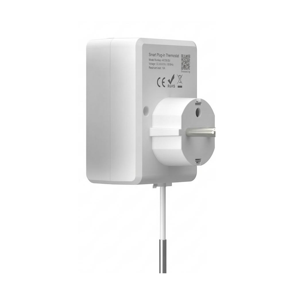Prise thermostat connectée vue arrière avec fiche européenne sur fond studio blanc