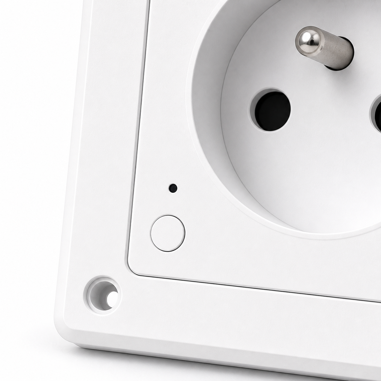 Détail de la face de la prise murale Type E NéoPlug Wall Matter Pro sur fond blanc