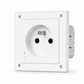 Prise murale Wi-Fi Matter Type E NéoPlug Wall Matter Pro en vue angle sur fond blanc