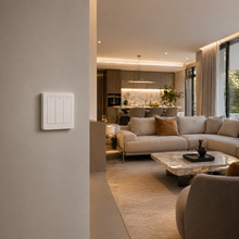 NéoRelay Switch Comfort installé au mur dans un salon moderne pour piloter l'éclairage connecté.