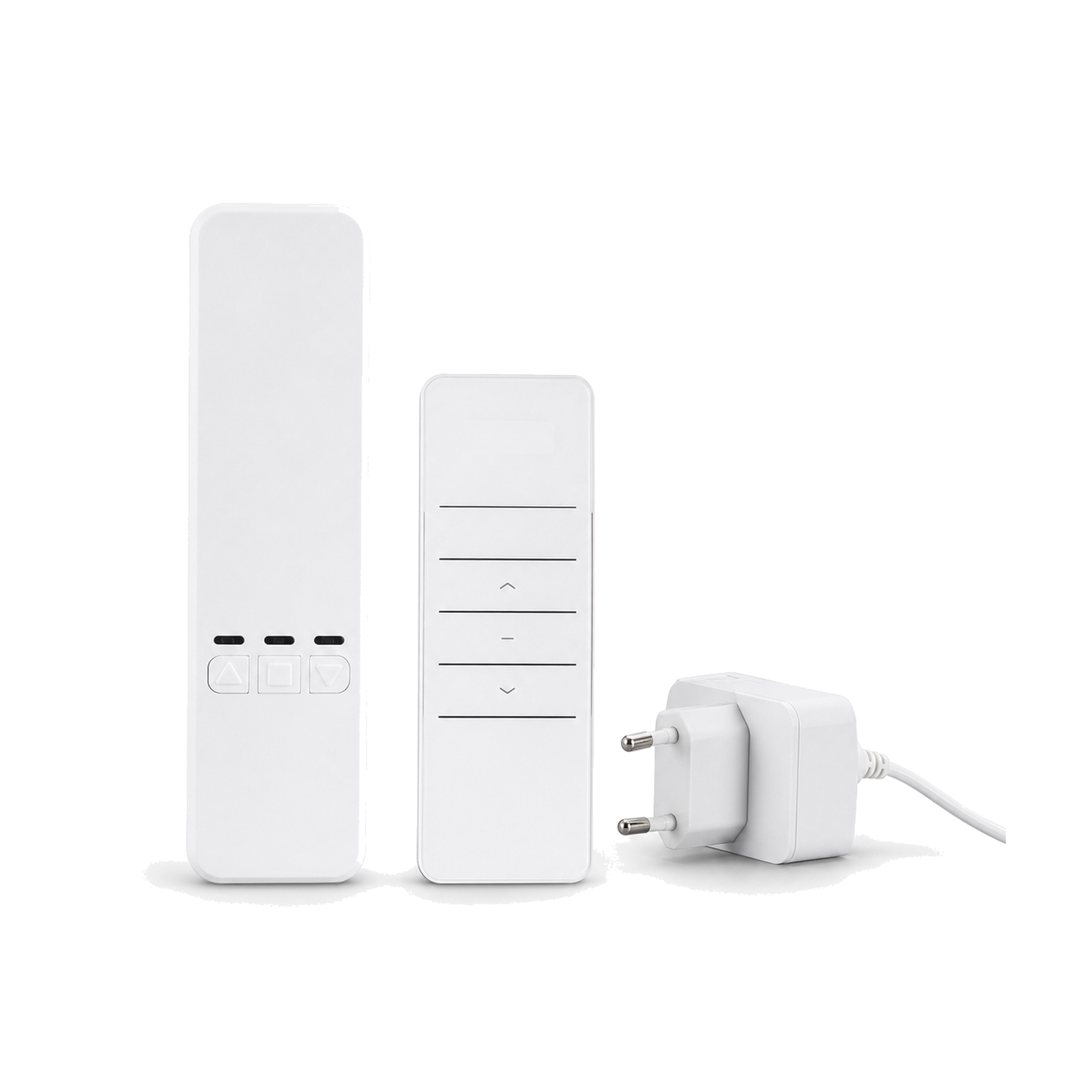 Kit moteur store RF Wi-Fi avec télécommande et adaptateur européen sur fond blanc