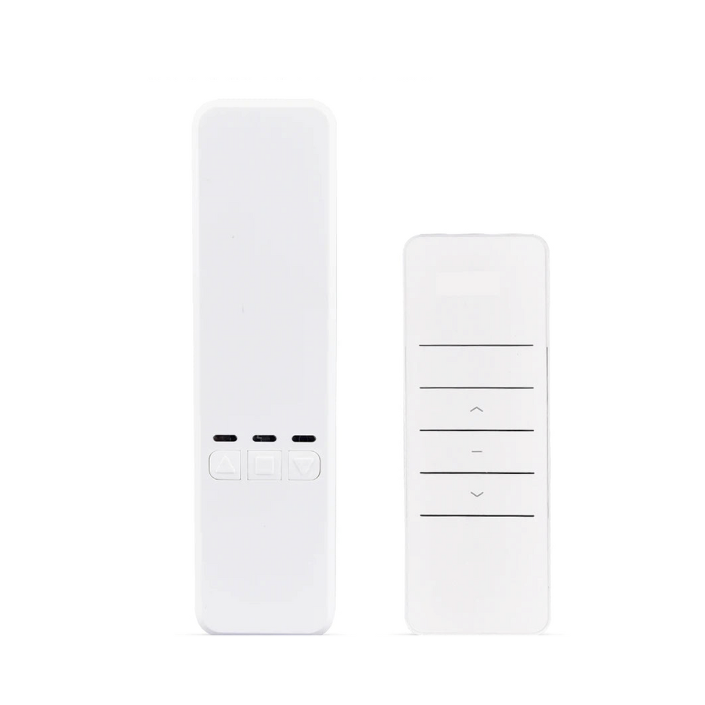 Moteur de chaîne Wi-Fi pour store avec télécommande sur fond blanc