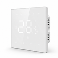 Thermostat mural NéoStat Essential Wi-Fi blanc en vue inclinée sur fond studio blanc.
