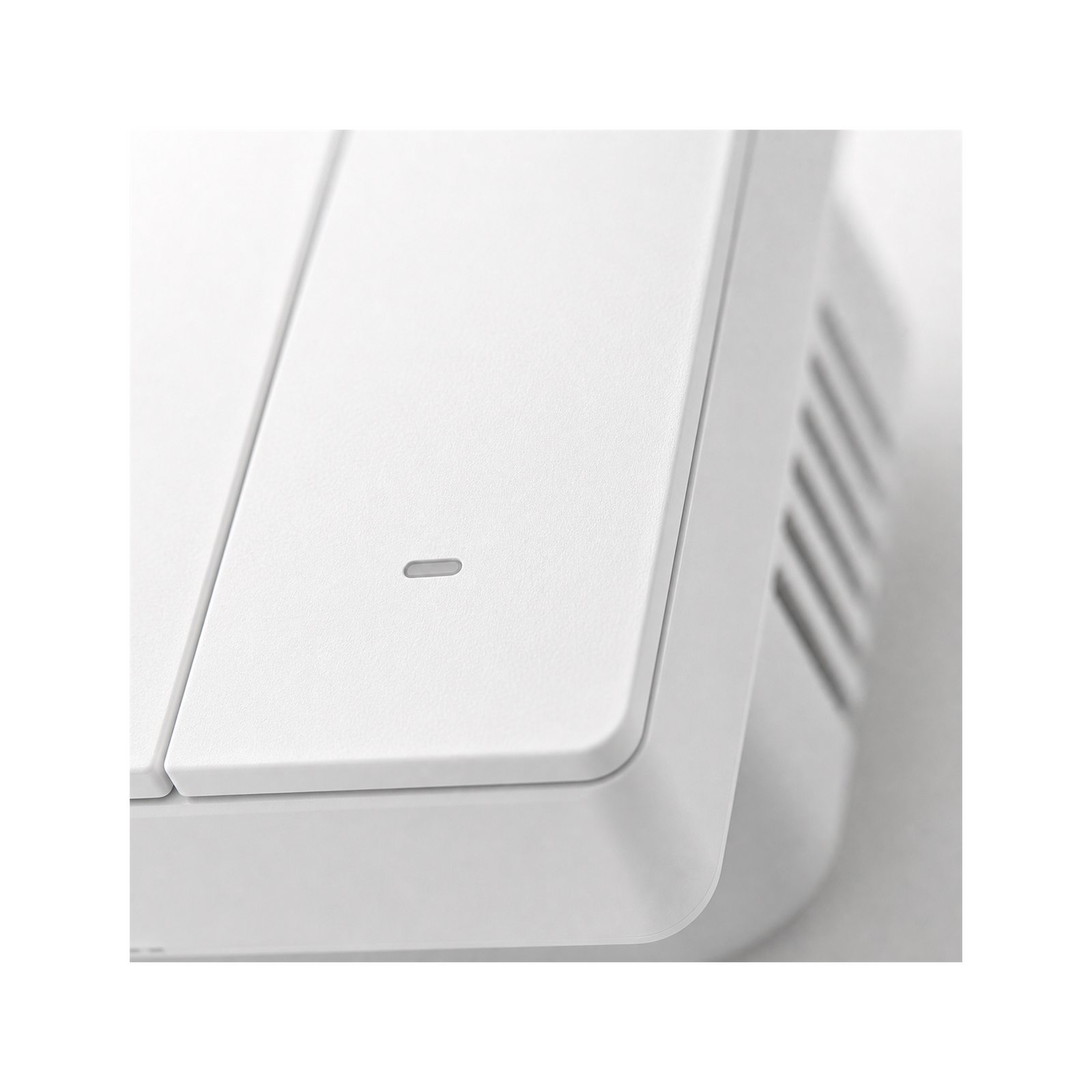Détail latéral de l’interrupteur mécanique NéoSwitch M5 Matter Pro sur fond blanc.