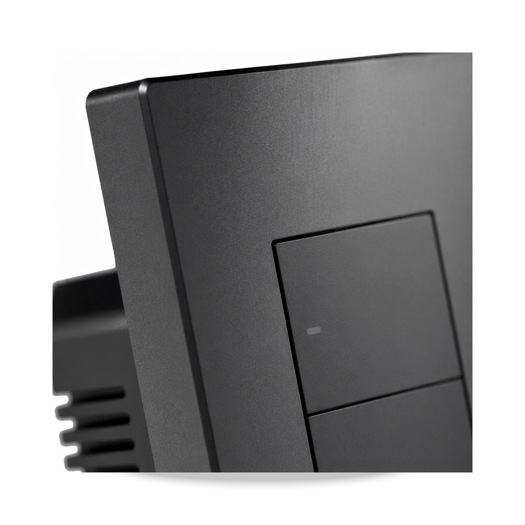 Détail du bouton mécanique gris du NéoSwitch M5 Pro US sur fond blanc.