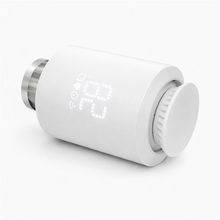 Vanne thermostatique Zigbee NéoValve Essential Classic vue inclinée sur fond blanc studio.