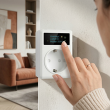 Prise thermostat murale réglée au doigt dans un salon.