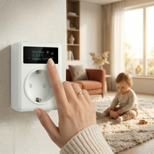 Prise thermostat murale utilisée dans un salon familial.