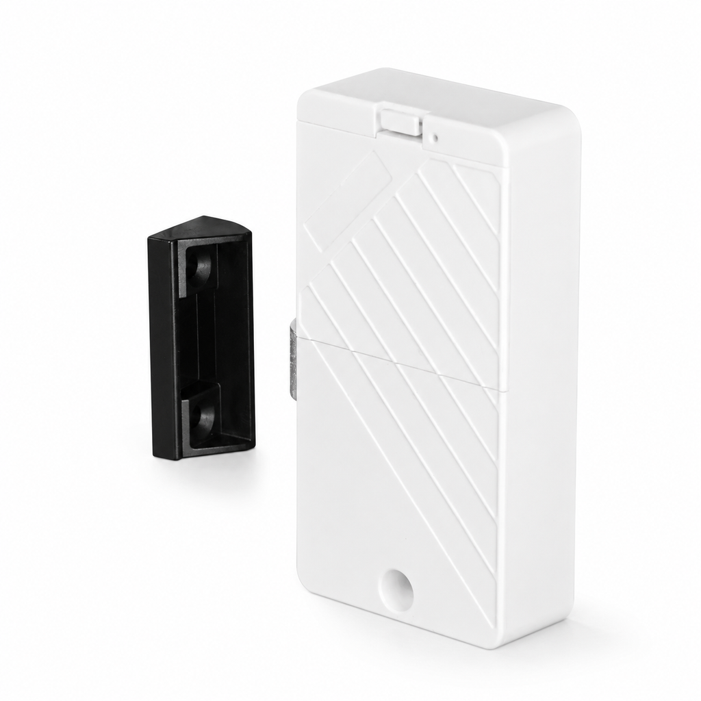 Serrure connectée Bluetooth blanche pour meuble ou armoire avec gâche noire, présentée sur fond blanc
