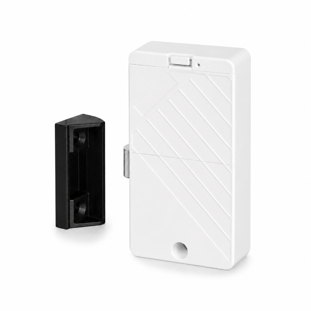 Serrure connectée Bluetooth blanche pour meuble ou armoire avec gâche noire, présentée sur fond blanc