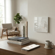 NéoPure Comfort blanc installé dans un salon avec téléphone sur table pour le contrôle à distance.