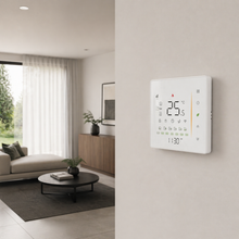 Thermostat mural NéoGlass Comfort blanc pur installé dans un salon moderne avec écran tactile lumineux.