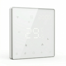 Thermostat mural intelligent NéoPure Comfort blanc pur vu de face avec écran LED tactile.