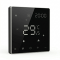 Thermostat mural intelligent NéoPure Comfort noir absolu vu de face avec écran LED tactile.