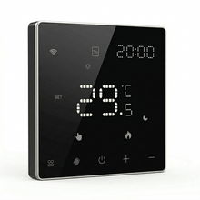 Thermostat mural intelligent NéoPure Comfort noir absolu vu de face avec écran LED tactile.
