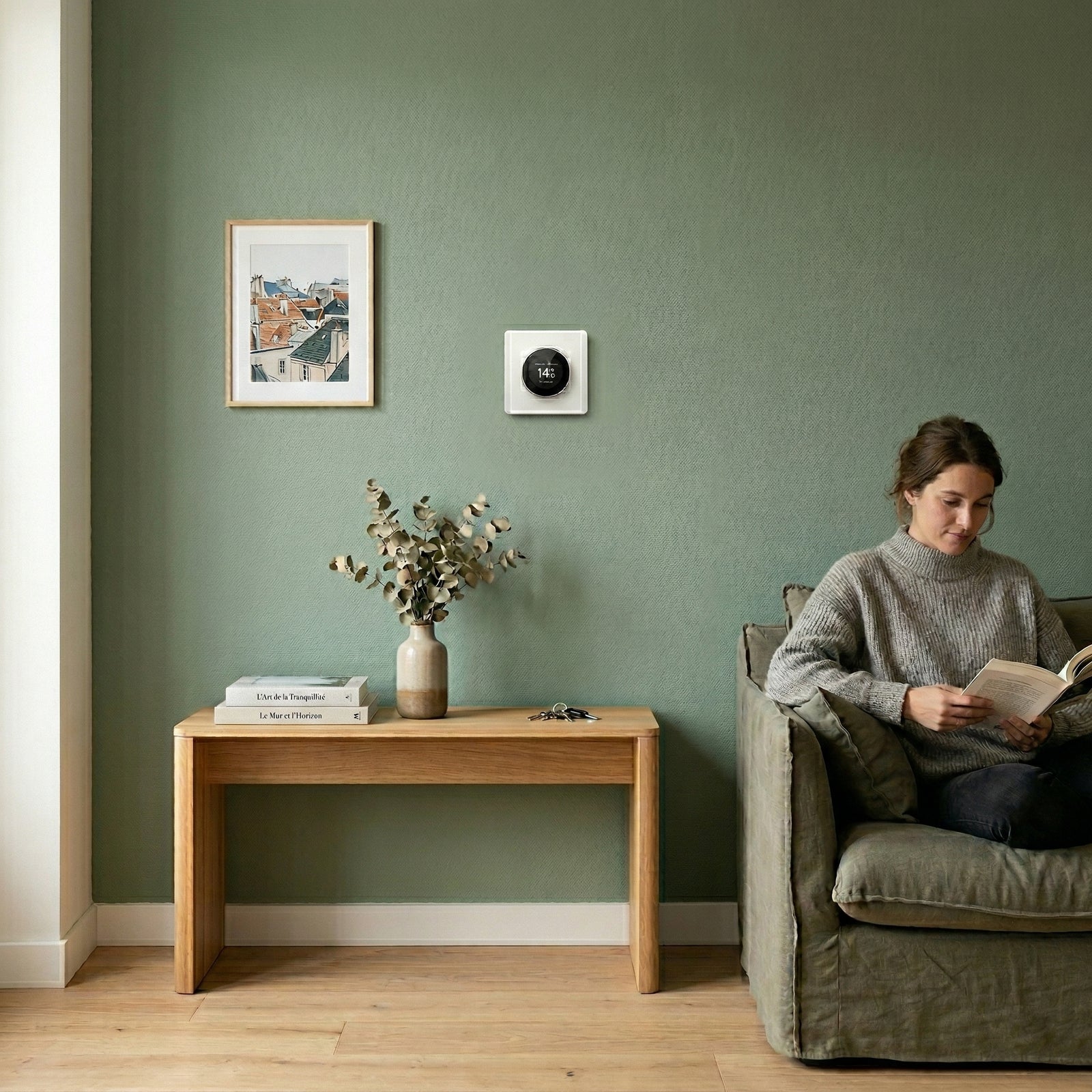 Thermostat mural installé dans un salon avec mur vert.