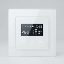 Thermostat mural Wi-Fi blanc vu de face avec affichage digital.