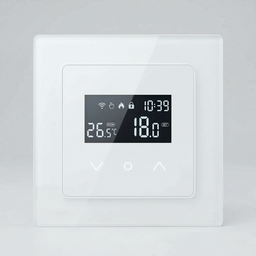 Thermostat mural Wi-Fi blanc vu de face avec affichage digital.