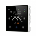 Thermostat noir Neodom sans fil pour chaudiere gaz, vue en angle avec ecran tactile lumineux.