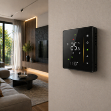 NéoStation Comfort noir installé sur un mur de salon avec écran LED allumé.
