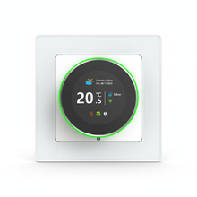 Gros plan sur un thermostat rond mural blanc avec molette connectée.